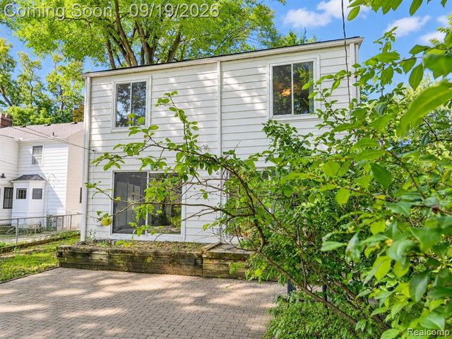 1046 Oakridge Avenue, Royal Oak, MI 48067