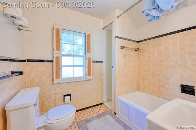 1046 Oakridge Avenue, Royal Oak, MI 48067