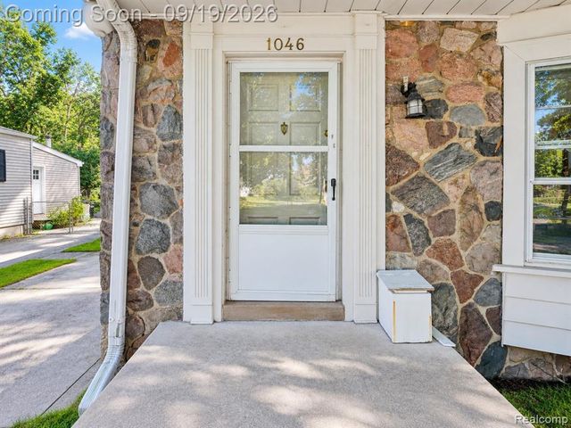 1046 Oakridge Avenue, Royal Oak, MI 48067