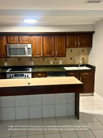 900 Crystal Lake 1d Drive, Deerfield Beach, FL 33064