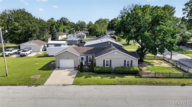 603 Sotier Place, Wood River, IL 62095