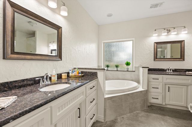 1004 W Apache Trail, Granbury, TX 76048
