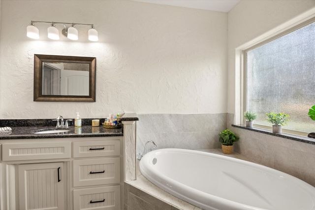 1004 W Apache Trail, Granbury, TX 76048