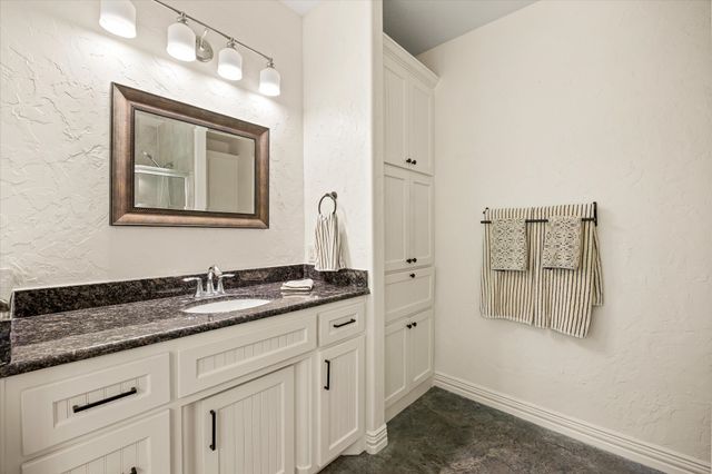 1004 W Apache Trail, Granbury, TX 76048