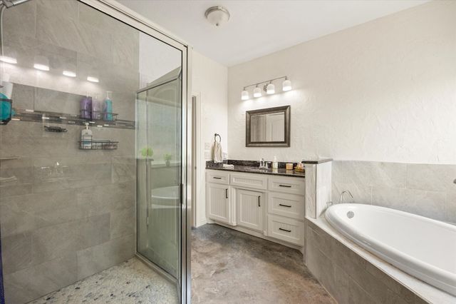 1004 W Apache Trail, Granbury, TX 76048