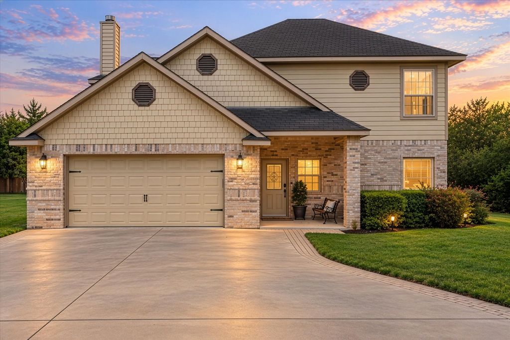 1004 W Apache Trail, Granbury, TX 76048