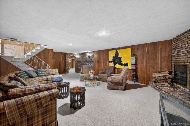 50 Netto Lane, Plainview, NY 11803