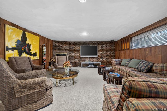 50 Netto Lane, Plainview, NY 11803