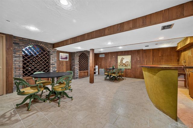 50 Netto Lane, Plainview, NY 11803