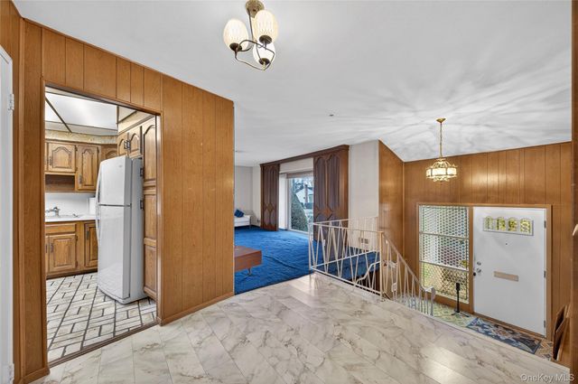 50 Netto Lane, Plainview, NY 11803