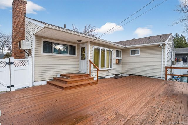 50 Netto Lane, Plainview, NY 11803