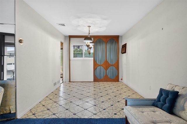 50 Netto Lane, Plainview, NY 11803