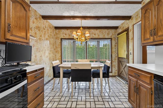 50 Netto Lane, Plainview, NY 11803