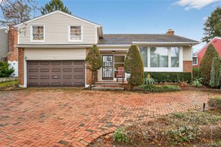 50 Netto Lane, Plainview, NY 11803