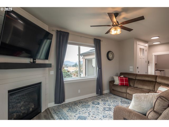 180 BRADY Ln, Roseburg, OR 97471