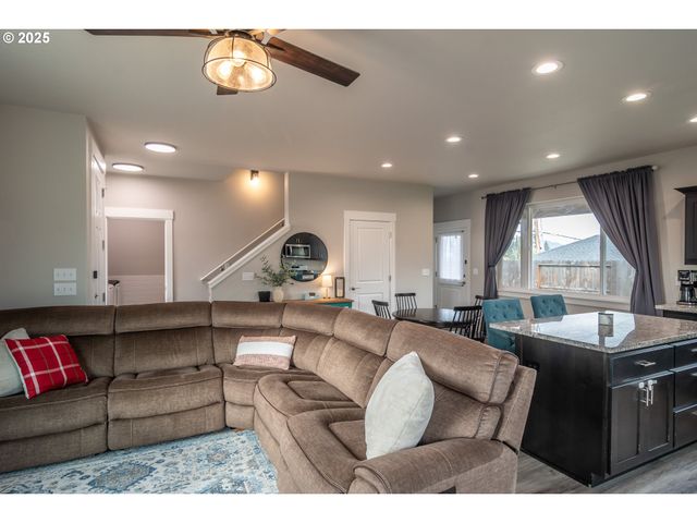 180 BRADY Ln, Roseburg, OR 97471