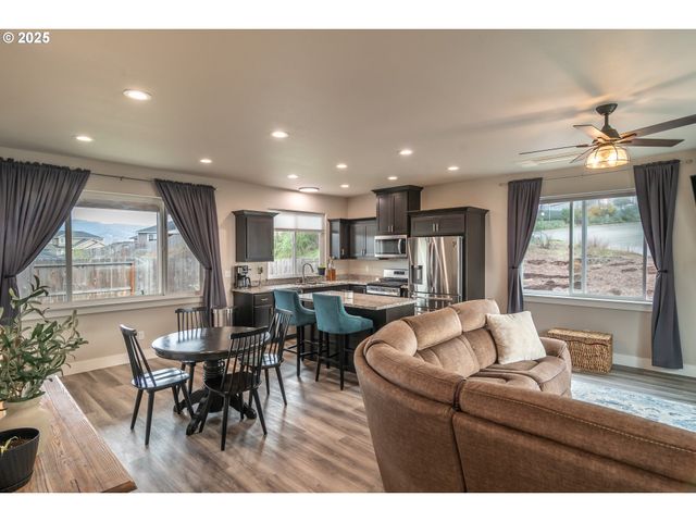 180 BRADY Ln, Roseburg, OR 97471