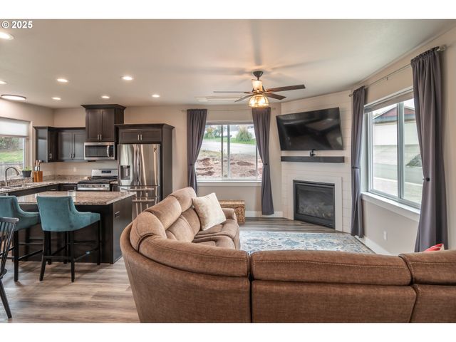 180 BRADY Ln, Roseburg, OR 97471