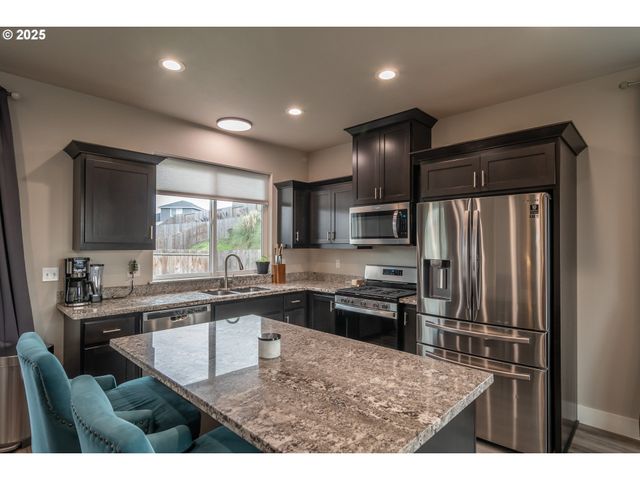 180 BRADY Ln, Roseburg, OR 97471