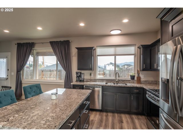 180 BRADY Ln, Roseburg, OR 97471