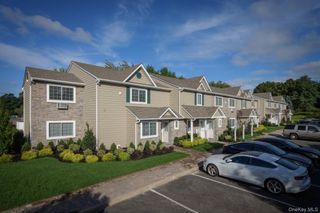 2 Victorian Court 60, Holtsville, NY 11742