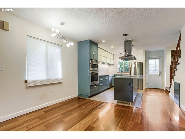 2805 Nw UPSHUR St J, Portland, OR 97210