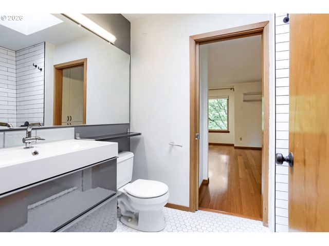 2805 Nw UPSHUR St J, Portland, OR 97210
