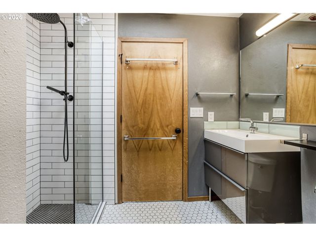 2805 Nw UPSHUR St J, Portland, OR 97210