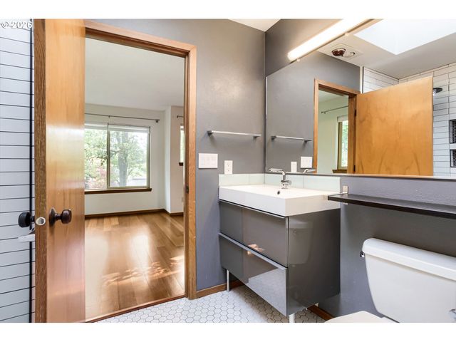 2805 Nw UPSHUR St J, Portland, OR 97210
