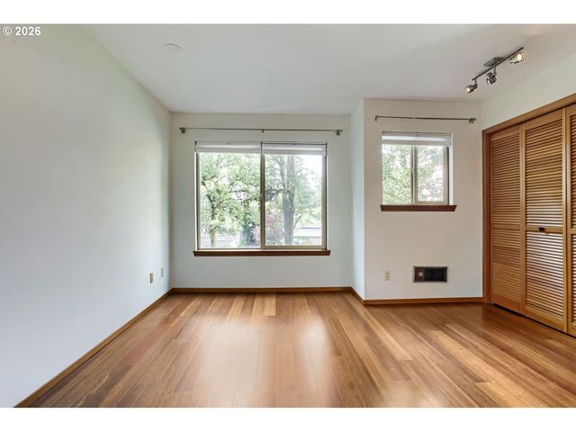 2805 Nw UPSHUR St J, Portland, OR 97210