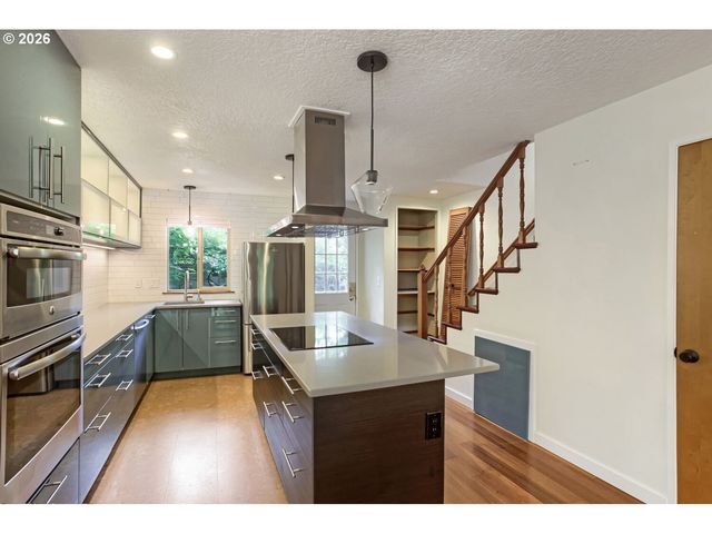2805 Nw UPSHUR St J, Portland, OR 97210