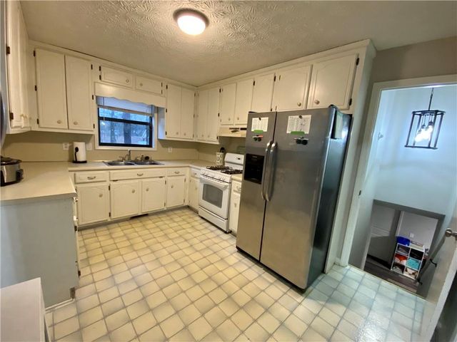 1095 Mountain Springs Drive NW, Kennesaw, GA 30144