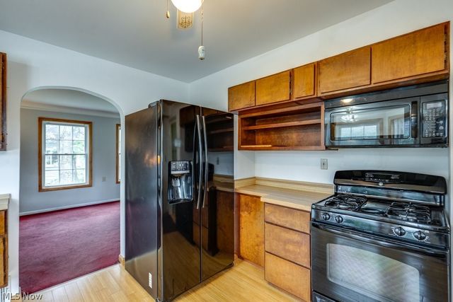 7086 MacKenzie Road, Olmsted Twp, OH 44138