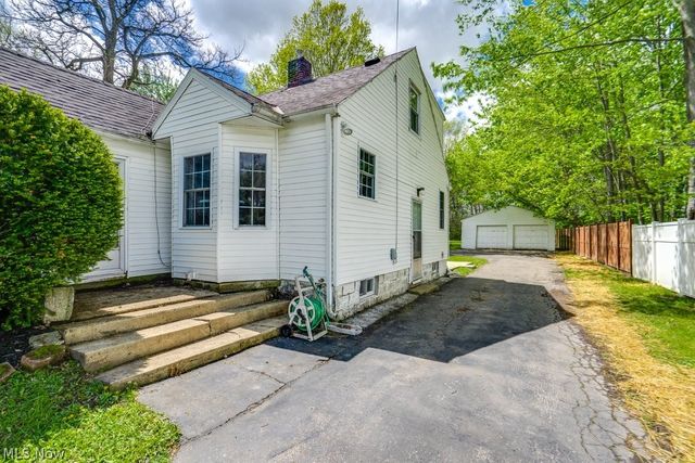 7086 MacKenzie Road, Olmsted Twp, OH 44138