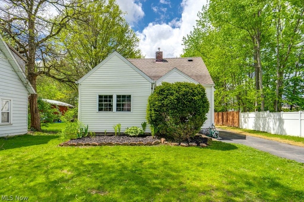 7086 MacKenzie Road, Olmsted Twp, OH 44138