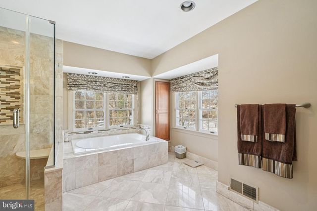 14 DAYLILY DR, Mount Laurel, NJ 08054