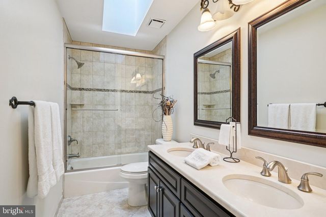 14 DAYLILY DR, Mount Laurel, NJ 08054