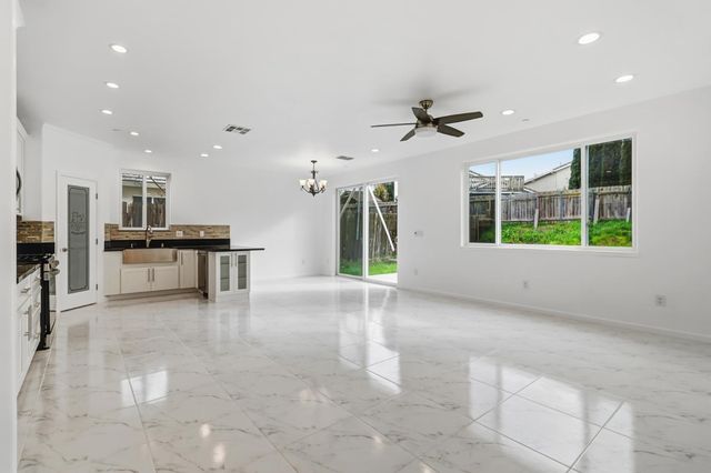 9100 Lakemont Dr, Elk Grove, CA 95624