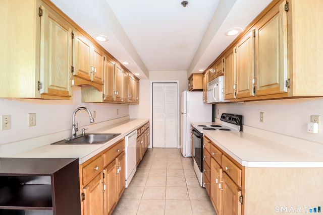 28 Rollingwood Drive 28, Brookfield, CT 06804