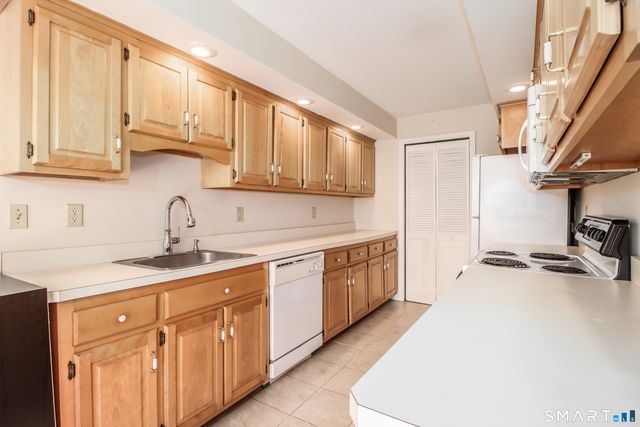 28 Rollingwood Drive 28, Brookfield, CT 06804