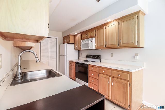 28 Rollingwood Drive 28, Brookfield, CT 06804