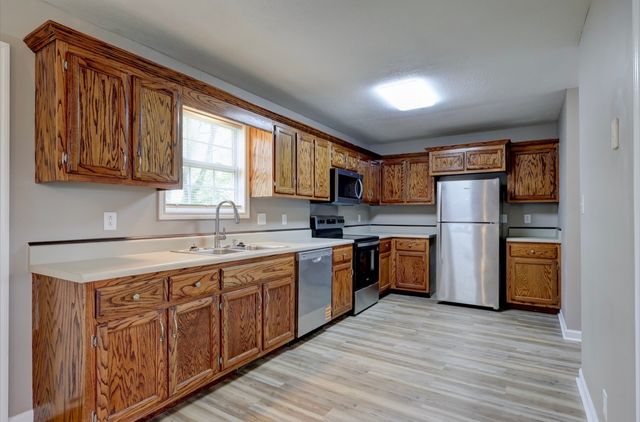 205 Alysheba Ct, Oak Grove, KY 42262