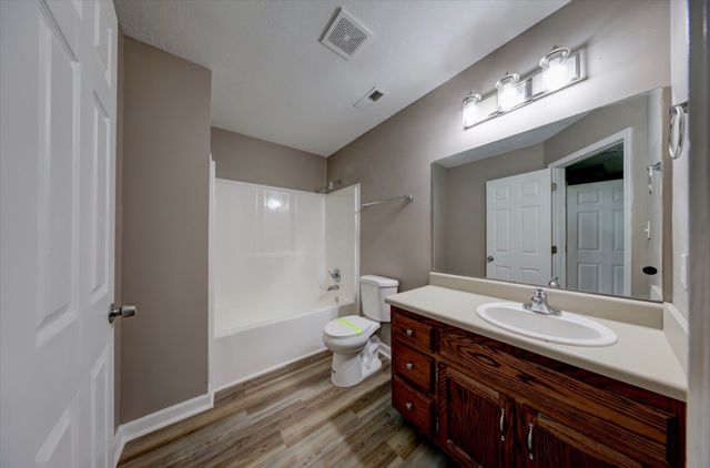 205 Alysheba Ct, Oak Grove, KY 42262