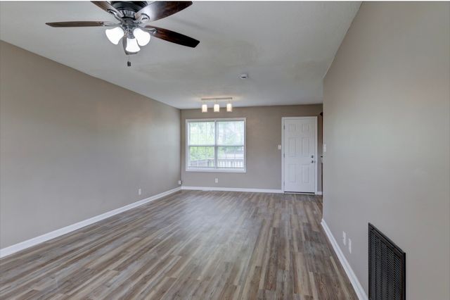 205 Alysheba Ct, Oak Grove, KY 42262