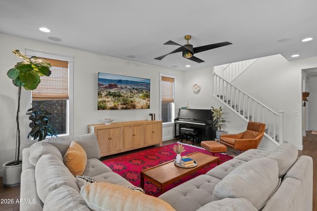 2916 E TINA Drive, Phoenix, AZ 85050