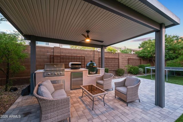 2916 E TINA Drive, Phoenix, AZ 85050