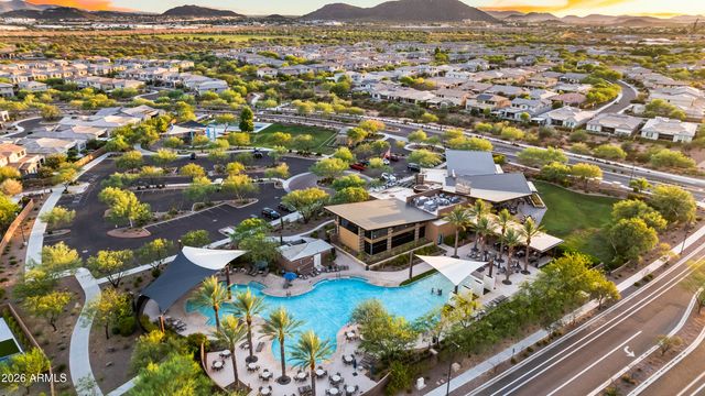2916 E TINA Drive, Phoenix, AZ 85050
