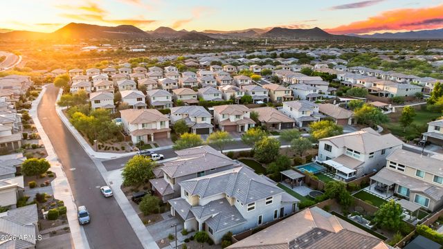 2916 E TINA Drive, Phoenix, AZ 85050