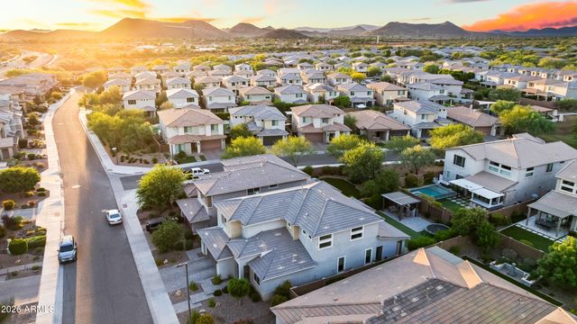 2916 E TINA Drive, Phoenix, AZ 85050
