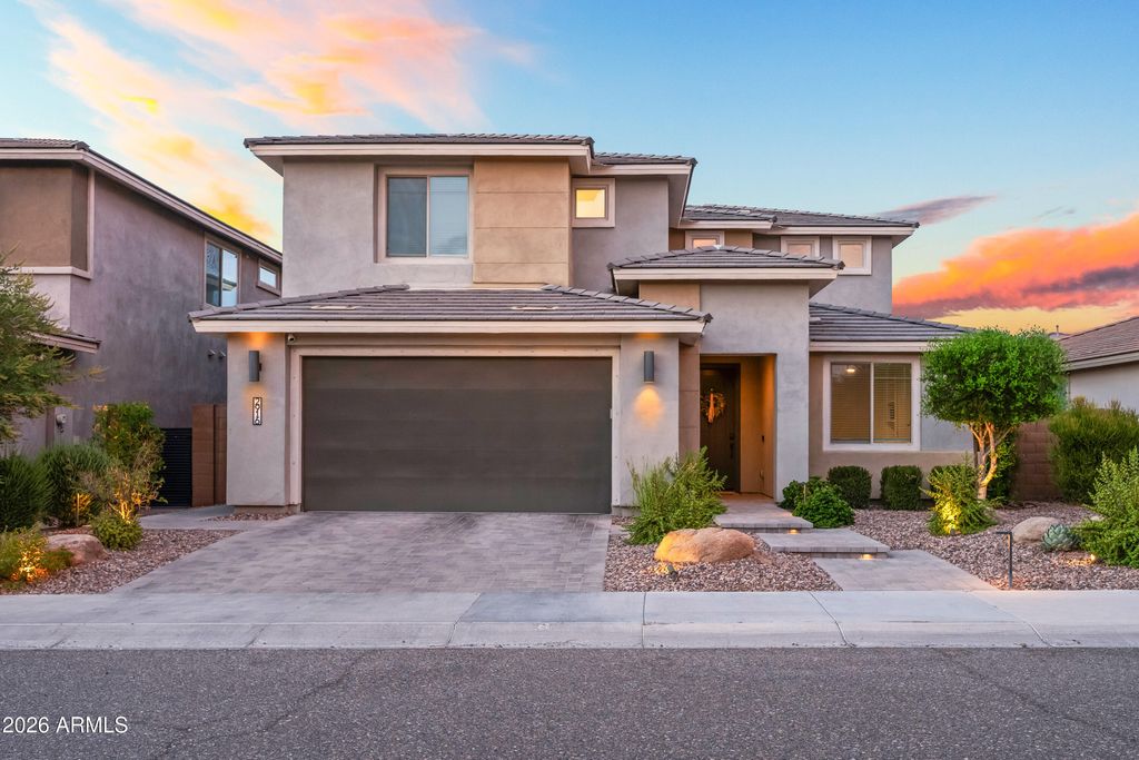 2916 E TINA Drive, Phoenix, AZ 85050